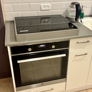 שיש אפור במטבח עם כיריים חשמליות