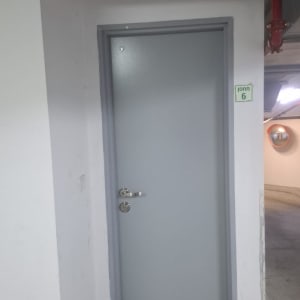 דלת אפורה עם שלט מחסן 6
