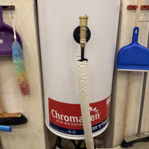 דוד שמש כרומגן עם כלי ניקוי סביבו