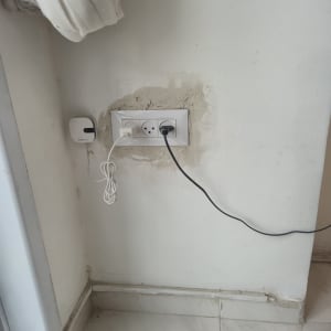 שקע חשמל עם כבלים מחוברים לקיר
