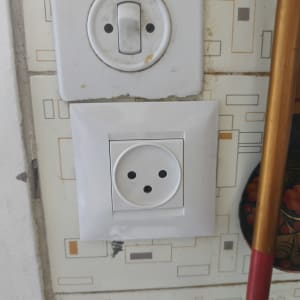 שקע חשמל על קיר עם טפט גיאומטרי