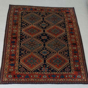 שטיח צבעוני עם דוגמאות גיאומטריות על רצפה בהירה