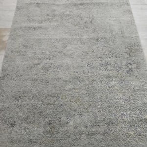 שטיח אפור עם דוגמאות עדינות על רצפה בהירה