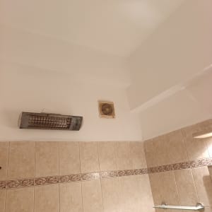 קיר עם אריחים ומכשיר חימום