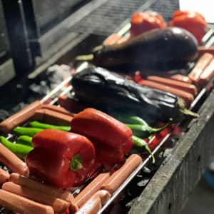 ירקות ונקניקיות על גריל פחמים