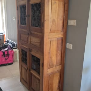 ארון עץ עם חפצים עליו בחדר מגורים