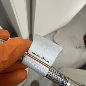 צינור מים עם תווית אחריות לעשר שנים