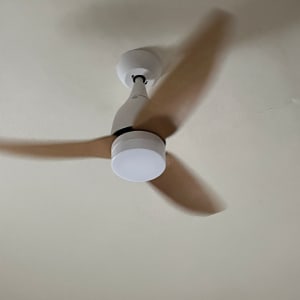 מאוורר תקרה לבן מותקן על תקרה