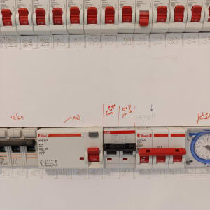 לוח חשמל עם מפסקים ומתגים