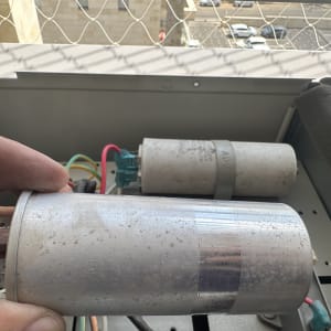 קבל מתכת של מזגן עם חוטים צבעוניים