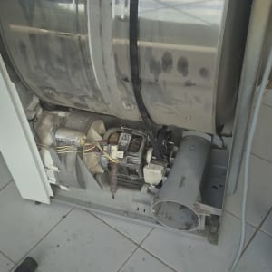 תמונה של חלק פנימי של מכונת כביסה עם תוף ומנוע