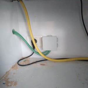 חוטי חשמל צהובים וירוקים בתוך ארון חשמל