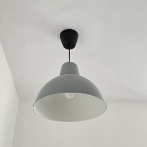 מנורת תקרה אפורה מותקנת על תקרה לבנה