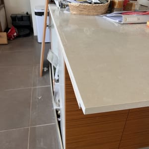 משטח שיש במטבח עם חפצים שונים עליו