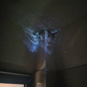 איתור נזילה בתקרה באמצעות תאורת UV וחומר זרחני
