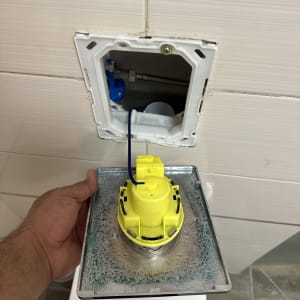 יד מחזיקה חלק צהוב של מנגנון ניאגרה