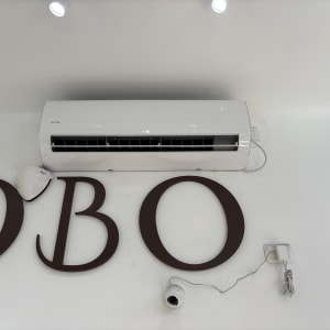 מזגן קיר לבן מותקן על קיר לבן