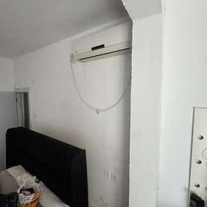 קיר עם מזגן ומיטה בחדר