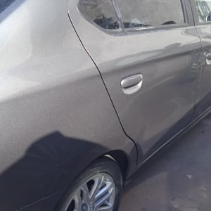 תמונה של רכב בצבע אפור עם גלגלים