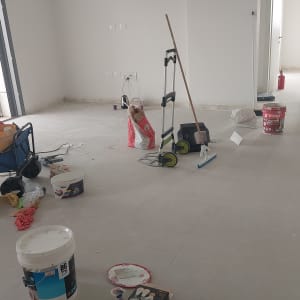 חדר עם כלי עבודה לצביעה ושיפוץ