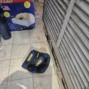 כלי עבודה של אינסטלטור על רצפה ליד צינור חשוף