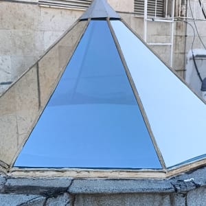 כיפה פירמידלית מזכוכית על גג מבנה