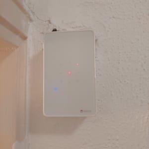 מתג חכם מותקן על קיר עם חיווי אורות