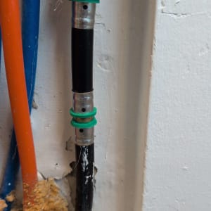 צינורות וחיבורים בקיר, עבודה בתחום האינסטלציה