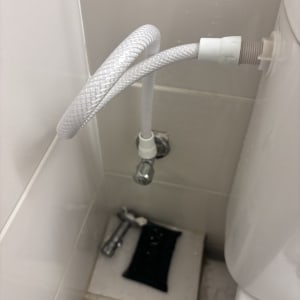 צינור מים מחובר לאסלה בחדר אמבטיה