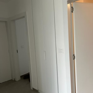 ארון לבן עם דלתות סגורות בחדר