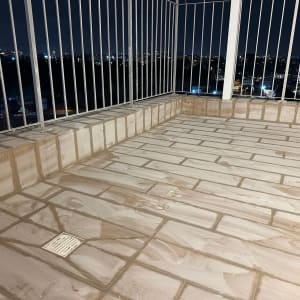 מרפסת מרוצפת עם רובה בין האריחים