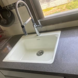 שיש אפור עם כיור לבן וברז מתכת