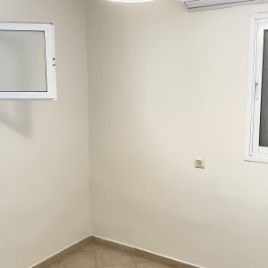 חדר עם קירות צבועים, מנורה ומזגן