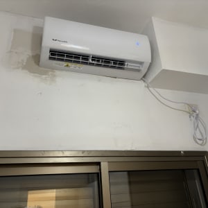 מזגן מותקן על קיר מעל חלון