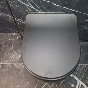 אסלה שחורה על רקע שיש כהה