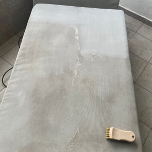 מזרן עם סימני ניקוי ומברשת קטנה