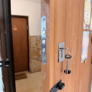 התקנת מנעול כספת עליון בדלת כניסה