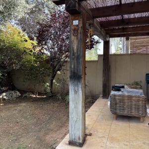 פרגולה מעץ בגינה עם ריהוט גן