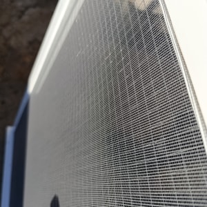 מסגרת אלומיניום עם רשת מתכת צפופה