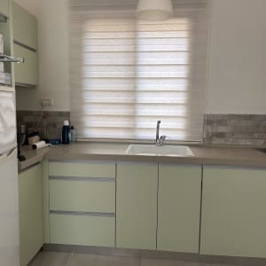 מטבח עם וילון גלילה מעל הכיור