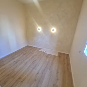 חדר עם קירות צבועים ורצפת עץ