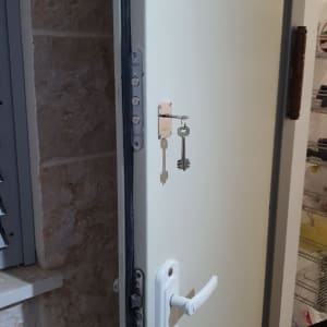 דלת עם מנעול ומפתח תקוע, ידית לבנה