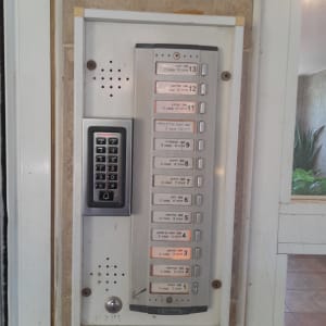 פאנל אינטרקום עם לחצנים ותצוגת שמות