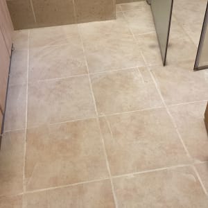 רצפת אריחים חדשה עם קירות קרמיקה