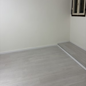 רצפה נקייה וחלון בחדר ריק