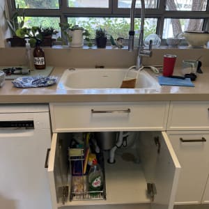 מטבח עם כיור פתוח וארון מתחת לכיור