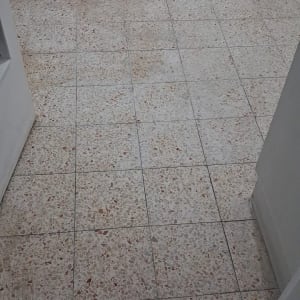 רצפה נקייה עם אריחים בהירים