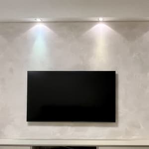 קיר מעוצב עם טלוויזיה ותאורה דקורטיבית