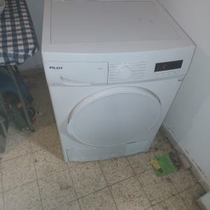 מייבש כביסה לבן עם לוח בקרה דיגיטלי