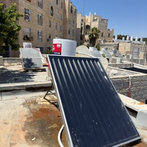 דוד שמש וקולטים על גג בניין מגורים